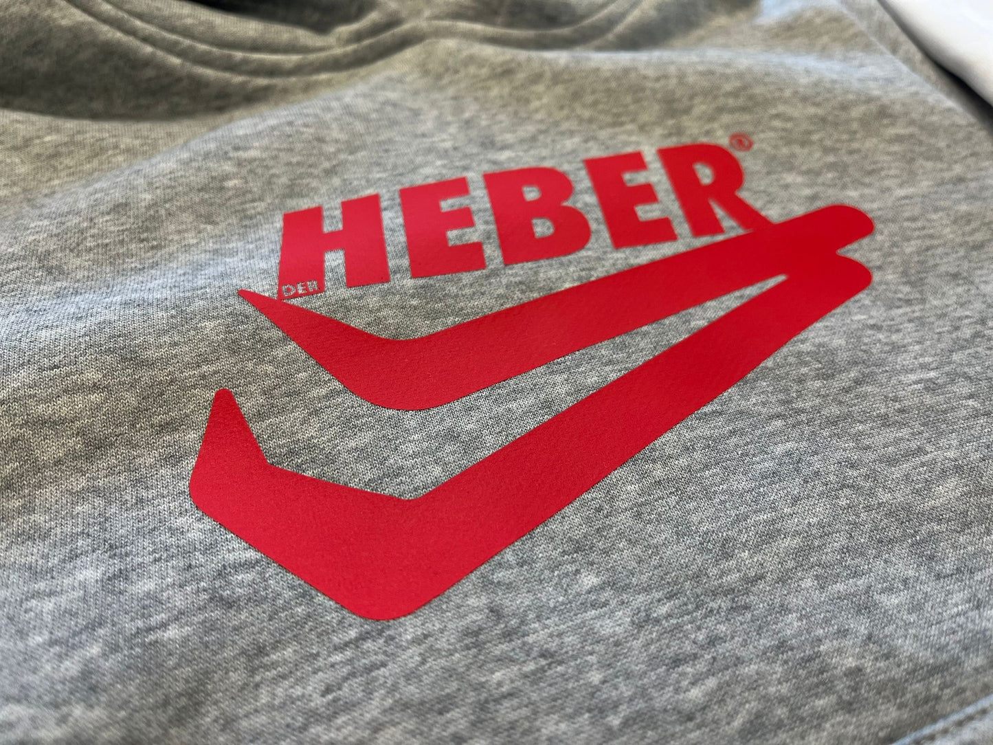 Der Heber Hoodie mit schwarzem oder rotem Logo